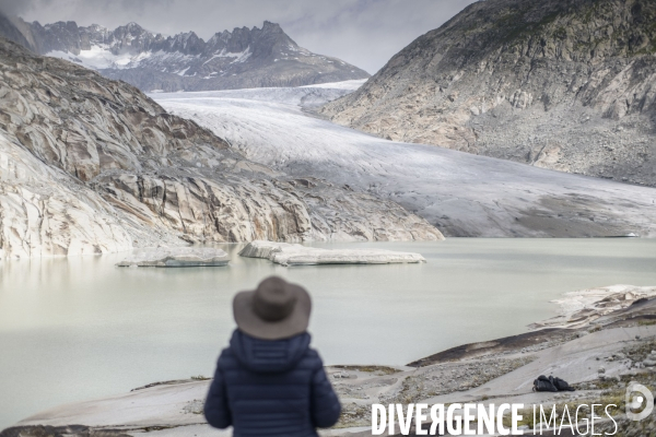 La grande fonte dans la montagne