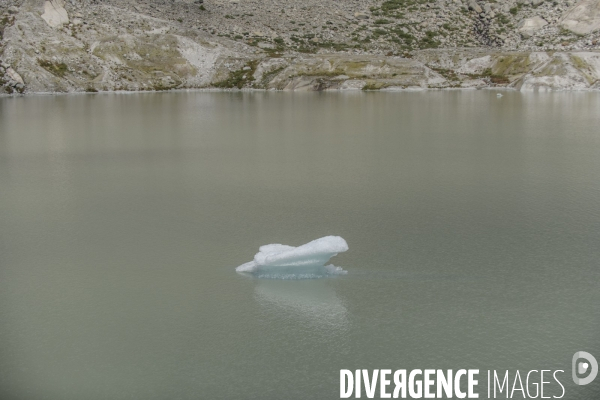 La grande fonte dans la montagne