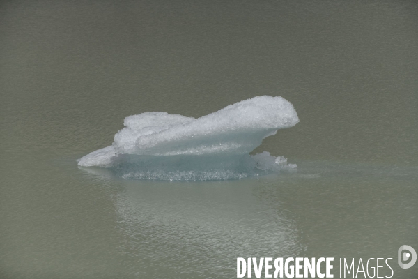 La grande fonte dans la montagne