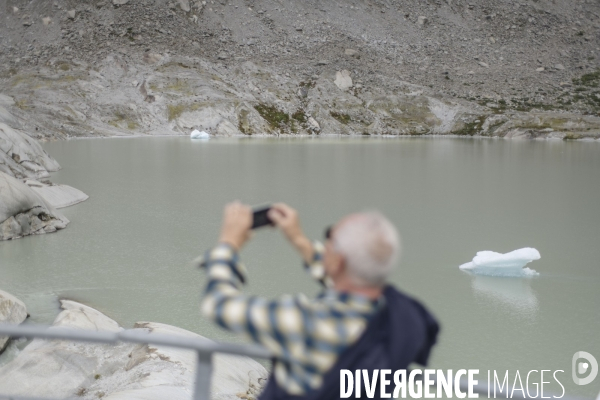 La grande fonte dans la montagne
