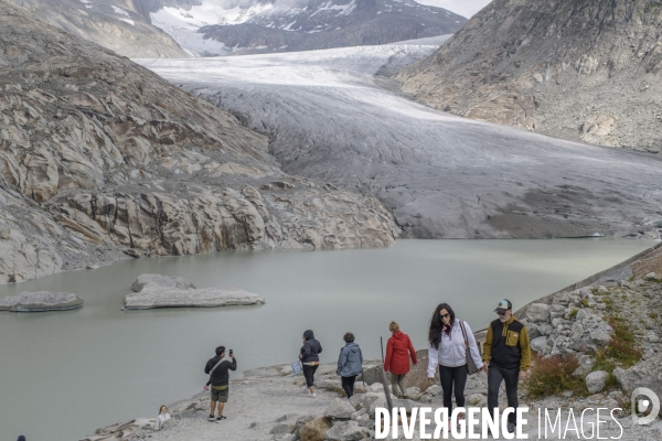 La grande fonte dans la montagne