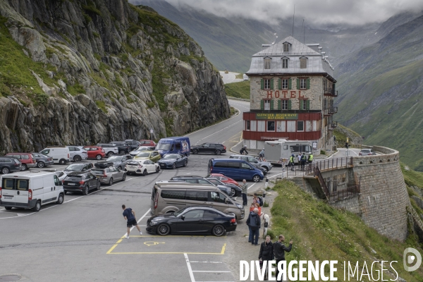 La grande fonte dans la montagne