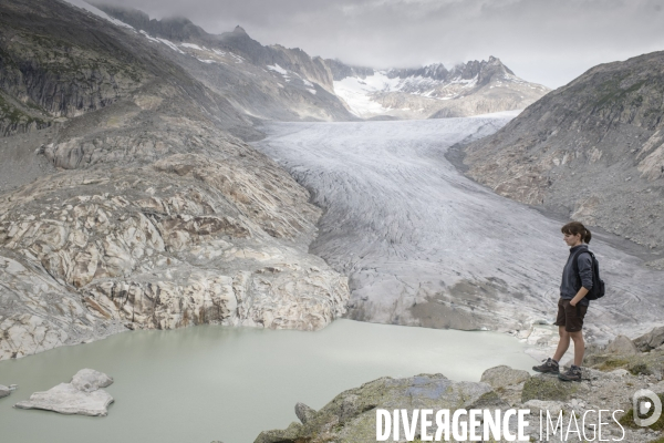 La grande fonte dans la montagne