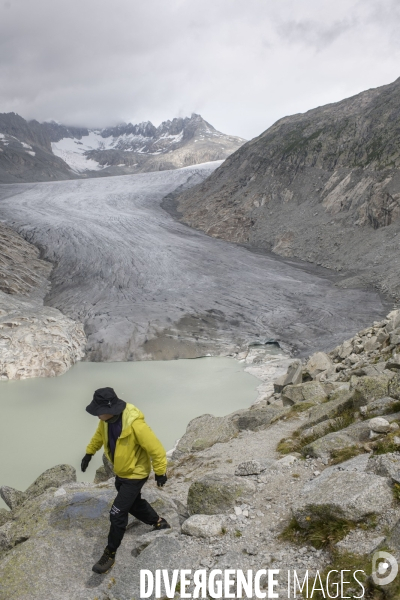 La grande fonte dans la montagne