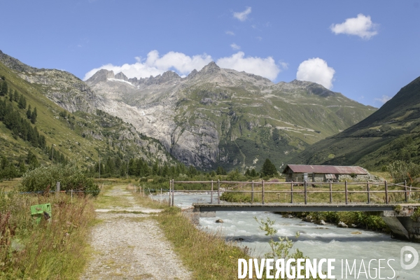 La grande fonte dans la montagne