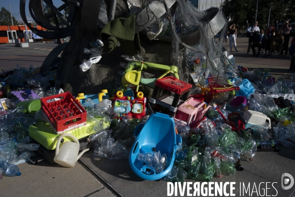 Genève. Inauguration de l’installation “Le fardeau du penseur”