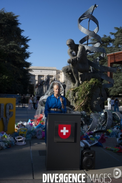 Genève. Inauguration de l’installation “Le fardeau du penseur”
