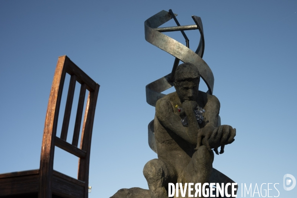 Genève. Inauguration de l’installation “Le fardeau du penseur”
