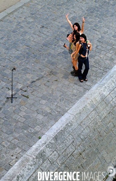 Comme un Kpop Girl group  sur les quais de Seine
