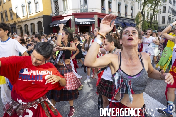 Défilé de la Biennale de la Danse de Lyon