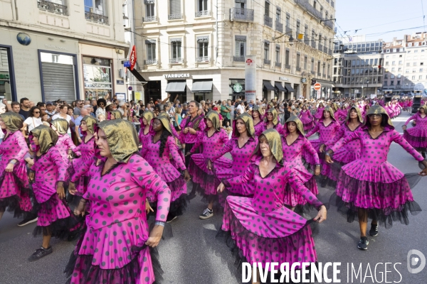 Défilé de la Biennale de la Danse de Lyon
