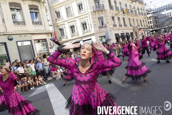 Défilé de la Biennale de la Danse de Lyon