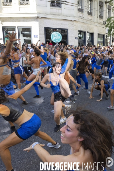 Défilé de la Biennale de la Danse de Lyon