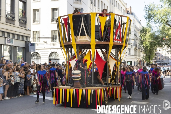 Défilé de la Biennale de la Danse de Lyon