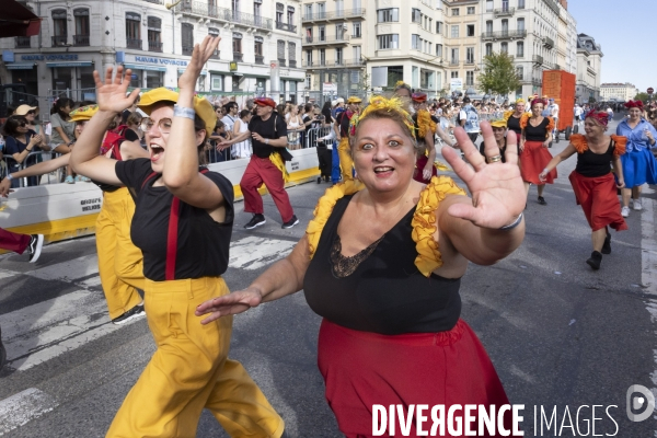Défilé de la Biennale de la Danse de Lyon