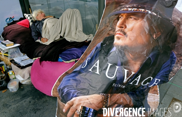 Une femme agée sdf dort dans un abri bus