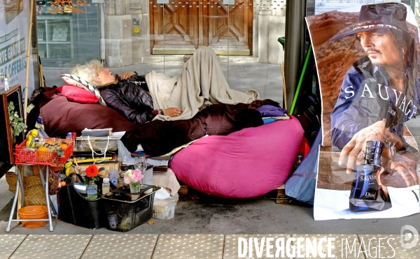Une femme agée sdf dort dans un abri bus