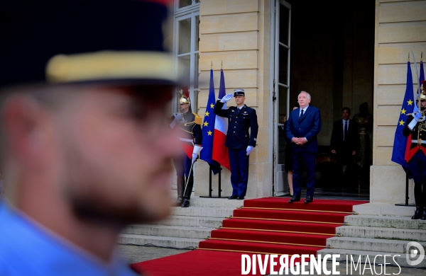 Passation de pouvoirs entre françois bayrou et sébastien lecornu