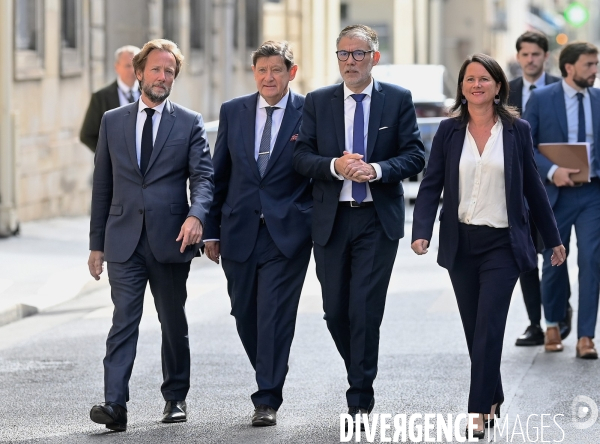 Sebastien Lecornu reçoit Olivier Faure