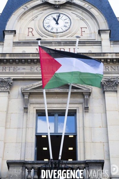 Le drapeau palestinien hissé sur la mairie de Saint-Ouen