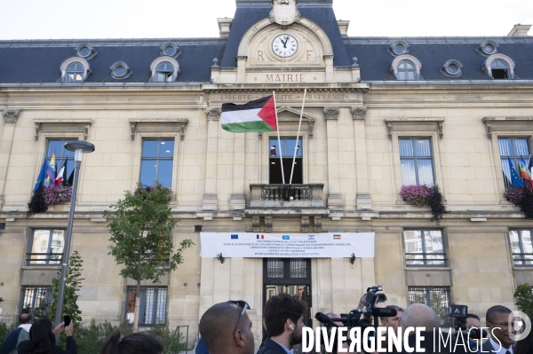 Le drapeau palestinien hissé sur la mairie de Saint-Ouen