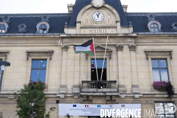 Le drapeau palestinien hissé sur la mairie de Saint-Ouen