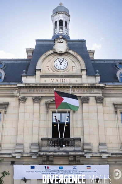 Le drapeau palestinien hissé sur la mairie de Saint-Ouen
