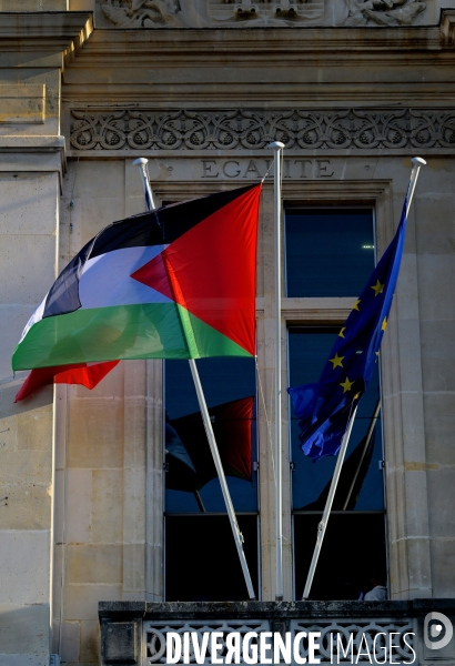 Pavoisement de la mairie de Saint Denis aux couleurs de la Palestine
