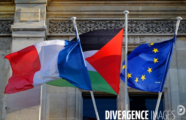 Pavoisement de la mairie de Saint Denis aux couleurs de la Palestine
