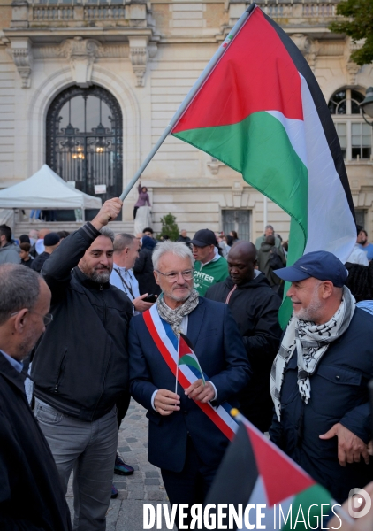Reconnaissance de la Palestine : Bruno Piriou maire de Corbeil-Essonnes décide de distribuer des drapeaux palestiniens aux habitants