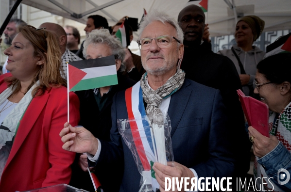 Reconnaissance de la Palestine : Bruno Piriou maire de Corbeil-Essonnes décide de distribuer des drapeaux palestiniens aux habitants
