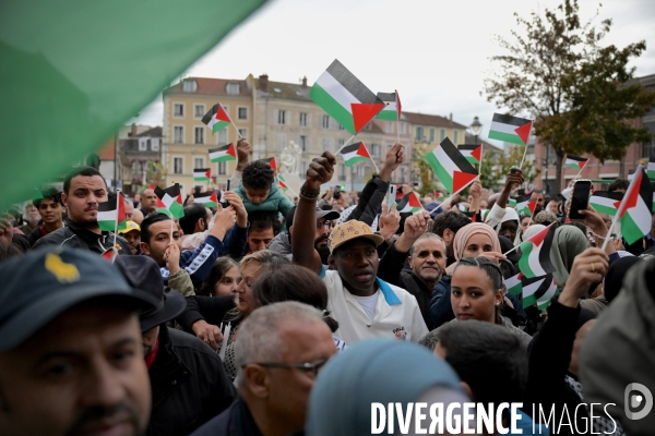 Reconnaissance de la Palestine : Bruno Piriou maire de Corbeil-Essonnes décide de distribuer des drapeaux palestiniens aux habitants