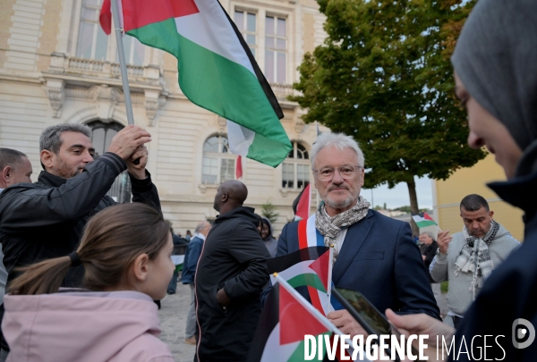 Reconnaissance de la Palestine : Bruno Piriou maire de Corbeil-Essonnes décide de distribuer des drapeaux palestiniens aux habitants