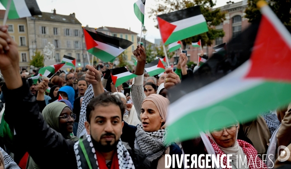 Reconnaissance de la Palestine : Bruno Piriou maire de Corbeil-Essonnes décide de distribuer des drapeaux palestiniens aux habitants