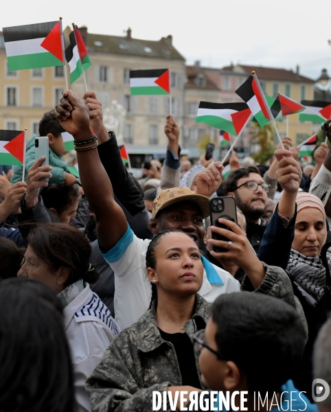 Reconnaissance de la Palestine : Bruno Piriou maire de Corbeil-Essonnes décide de distribuer des drapeaux palestiniens aux habitants