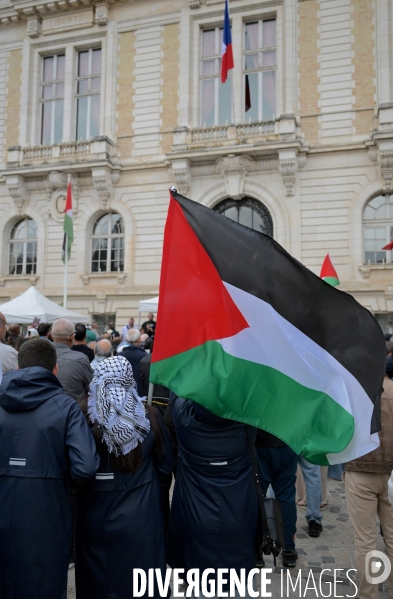 Reconnaissance de la Palestine : Bruno Piriou maire de Corbeil-Essonnes décide de distribuer des drapeaux palestiniens aux habitants
