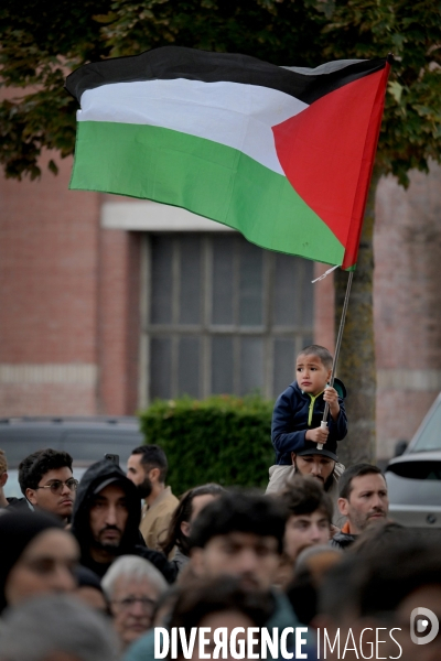 Reconnaissance de la Palestine : Bruno Piriou maire de Corbeil-Essonnes décide de distribuer des drapeaux palestiniens aux habitants