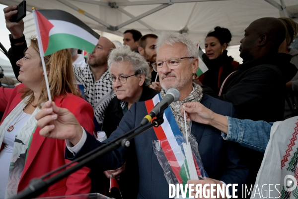 Reconnaissance de la Palestine : Bruno Piriou maire de Corbeil-Essonnes décide de distribuer des drapeaux palestiniens aux habitants