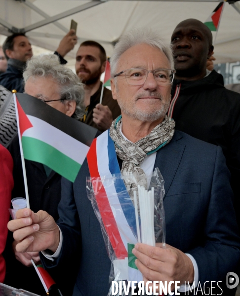 Reconnaissance de la Palestine : Bruno Piriou maire de Corbeil-Essonnes décide de distribuer des drapeaux palestiniens aux habitants