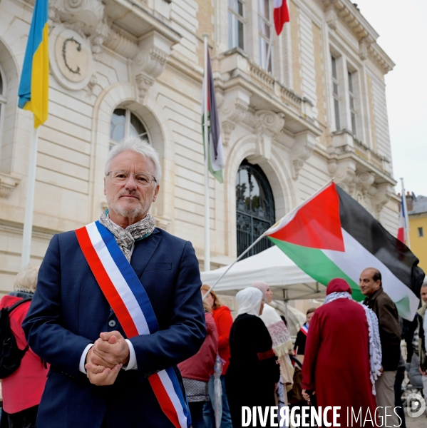 Reconnaissance de la Palestine : Bruno Piriou maire de Corbeil-Essonnes décide de distribuer des drapeaux palestiniens aux habitants