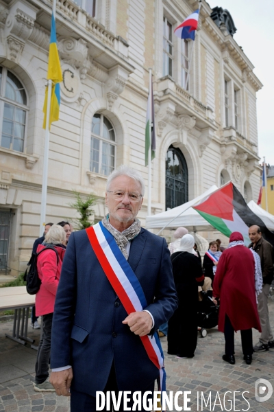 Reconnaissance de la Palestine : Bruno Piriou maire de Corbeil-Essonnes décide de distribuer des drapeaux palestiniens aux habitants