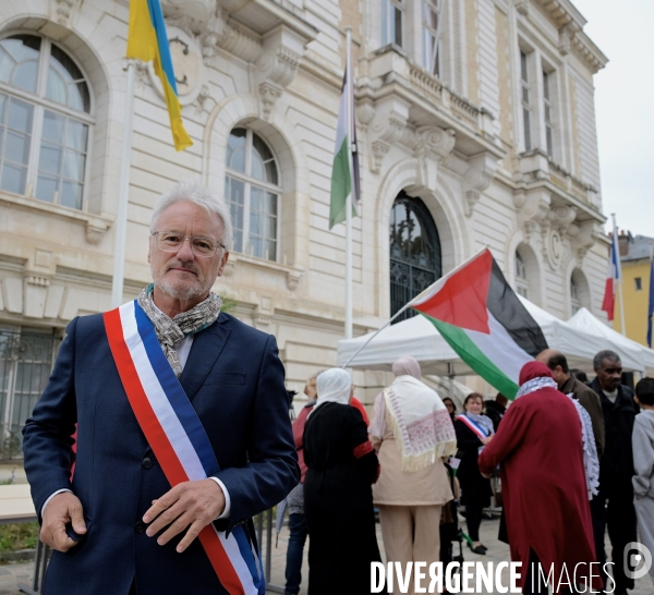 Reconnaissance de la Palestine : Bruno Piriou maire de Corbeil-Essonnes décide de distribuer des drapeaux palestiniens aux habitants