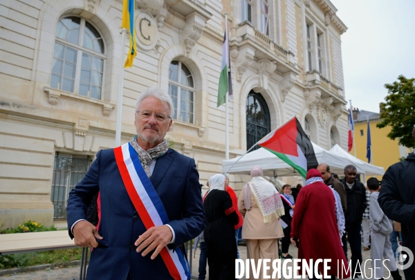 Reconnaissance de la Palestine : Bruno Piriou maire de Corbeil-Essonnes décide de distribuer des drapeaux palestiniens aux habitants