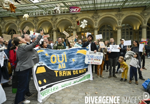 La SNCF dégrade le service des trains de nuits internationaux Paris-Berlin et Paris-Vienne. Le collectif oui aux trains de nuit dénonce.