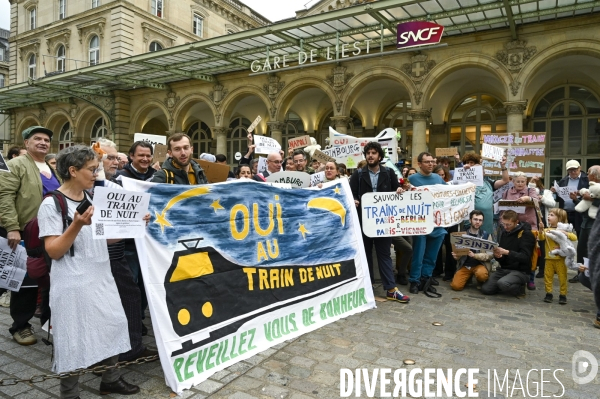 La SNCF dégrade le service des trains de nuits internationaux Paris-Berlin et Paris-Vienne. Le collectif oui aux trains de nuit dénonce.