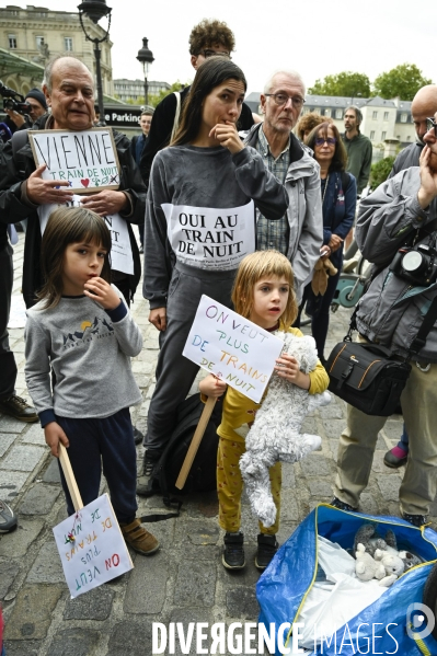 La SNCF dégrade le service des trains de nuits internationaux Paris-Berlin et Paris-Vienne. Le collectif oui aux trains de nuit dénonce.