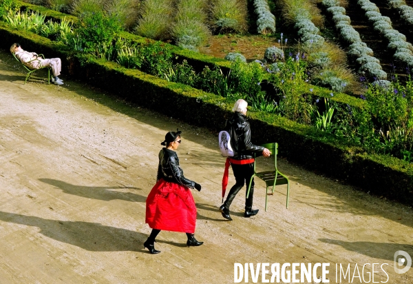 Le Noir et le Rouge dans les jardins des Tuileries