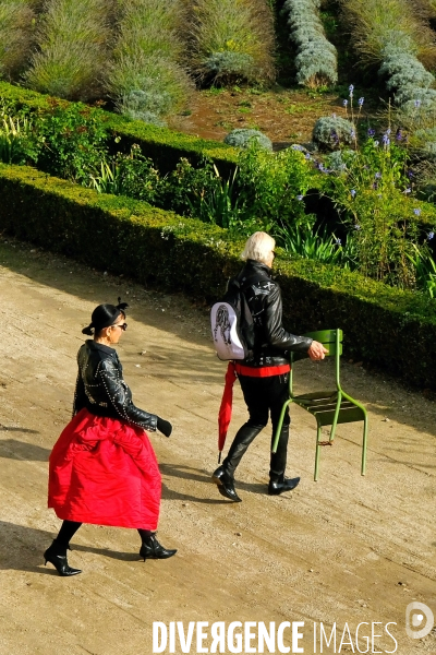 Le Noir et le Rouge dans les jardins des Tuileries
