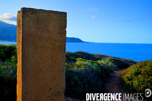 Tipaza / La stèle en hommage d Albert Camus 