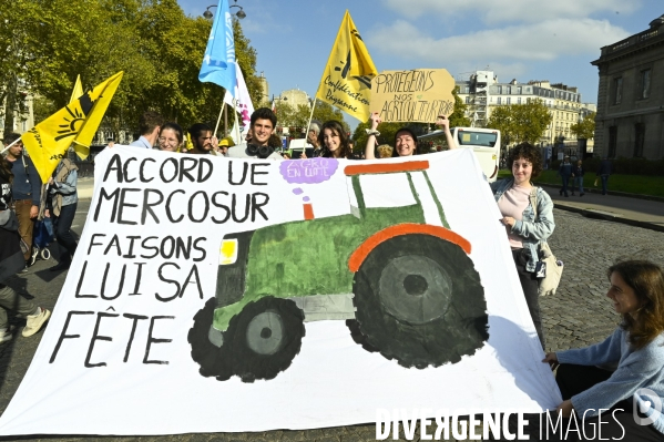 Mobilisation de la Confédération paysanne,  à Paris, contre l  Accord UE- Mercosur.